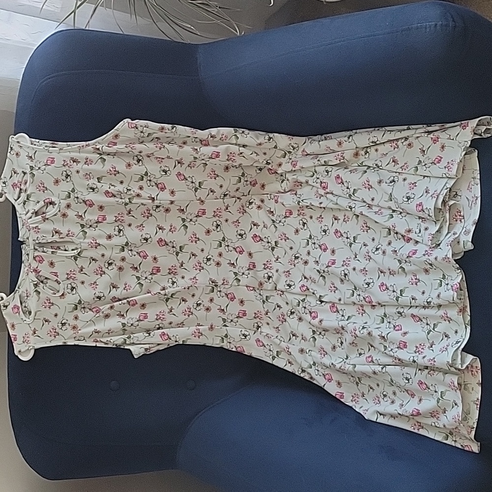 Sleeveless light green floral dress